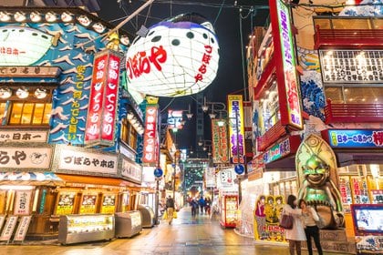 Osaka comparte la quinta posición con Tel Aviv (Israel), con un WCOL de 101 y desciende cuatro posiciones con respecto al índice anterior, que la colocó en primer lugar junto a Singapur y Hong Kong. Osaka ha visto tendencias similares a Singapur, con precios al consumidor estancados y el gobierno japonés ha subsidiado costes como el transporte público