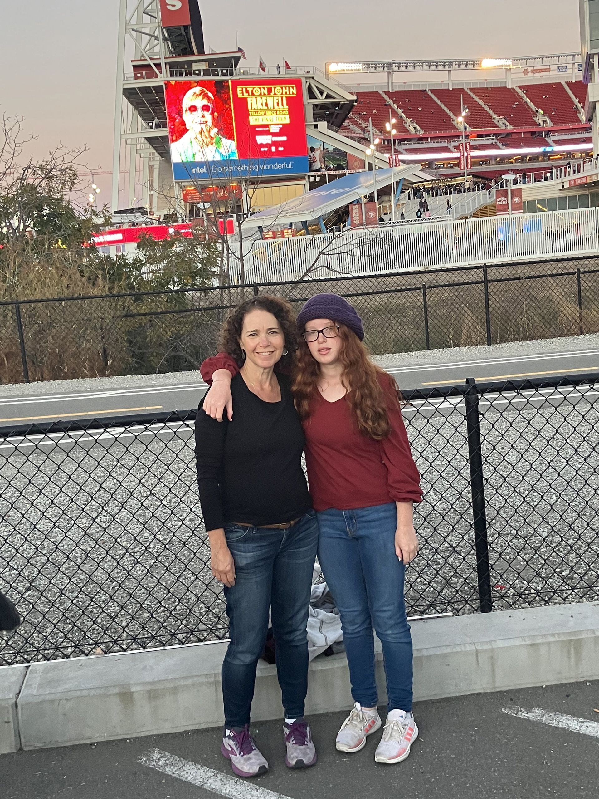 Amy junto a su hija, en un concierto de Elton John en octubre de 2022. (Dan White)