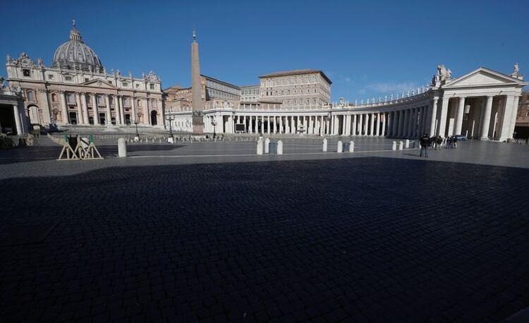Una vista general de la plaza de San Pedro vacía, después de que el Vaticano cerró la plaza y la Basílica debido a preocupaciones por el coronavirus, en Roma, Marzo 11, 2020. REUTERS/Guglielmo Mangiapane