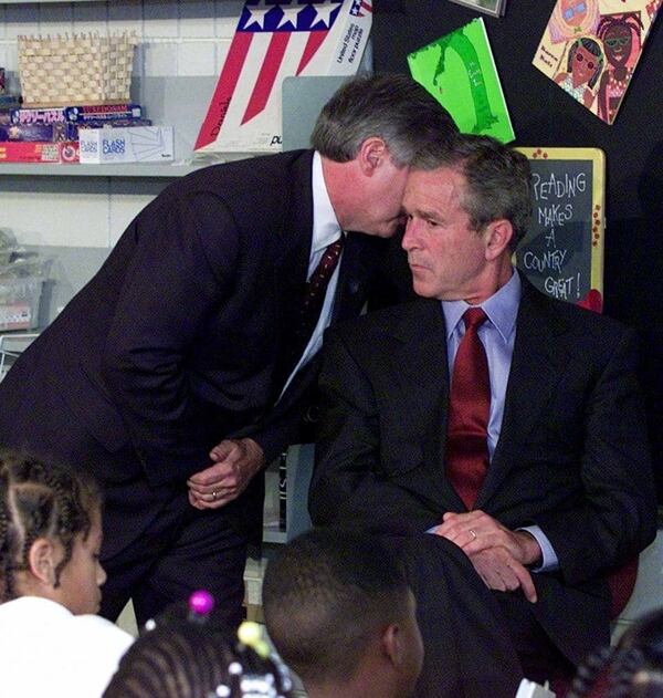 El jefe del gabinete de la Casa Blanca, Andy Card, le susurra al oído al presidente Bush sobre los hechos acontecidos en el World Trade Center (AP Photo/Doug Mills)
