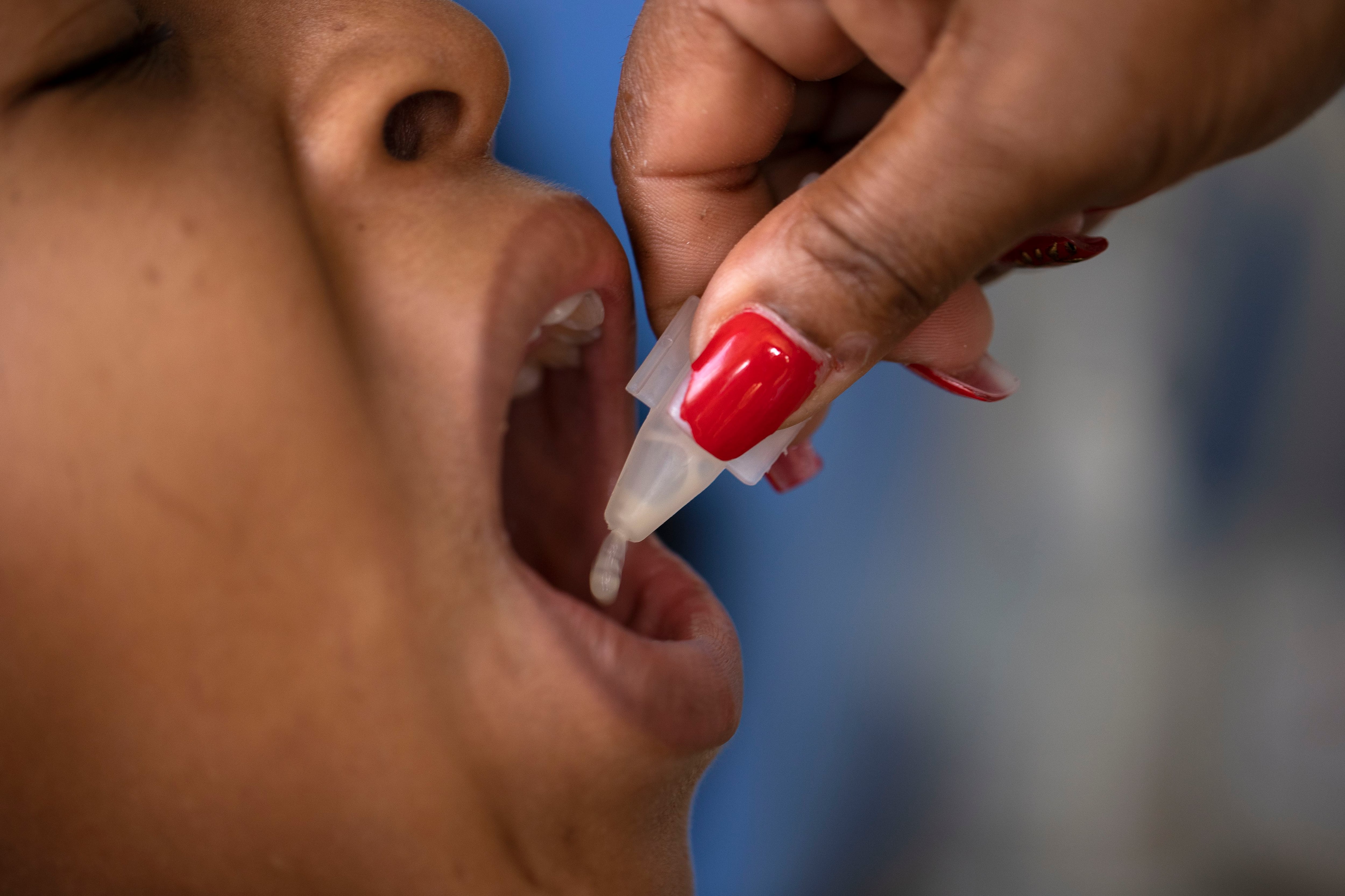 Una persona recibe una dosis de vacuna oral contra el cólera en África (EFE/ Orlando Barría) 