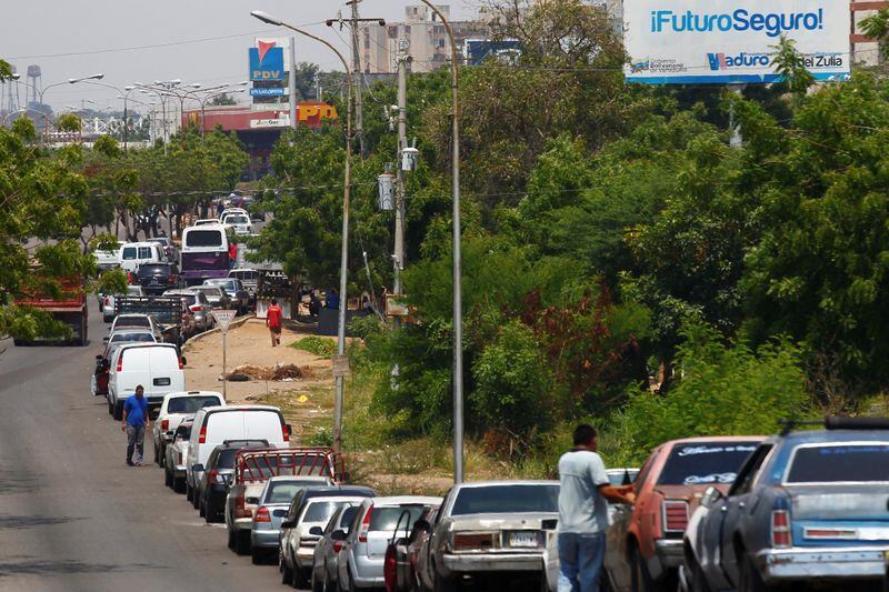 FOTO DE ARCHIVO-Personas con vehículos esperan en fila en un intento de repostar en una gasolinera de la petrolera estatal PDVSA en Maracaibo, Venezuela, 17 de mayo de 2019. REUTERS / Isaac Urrutia
