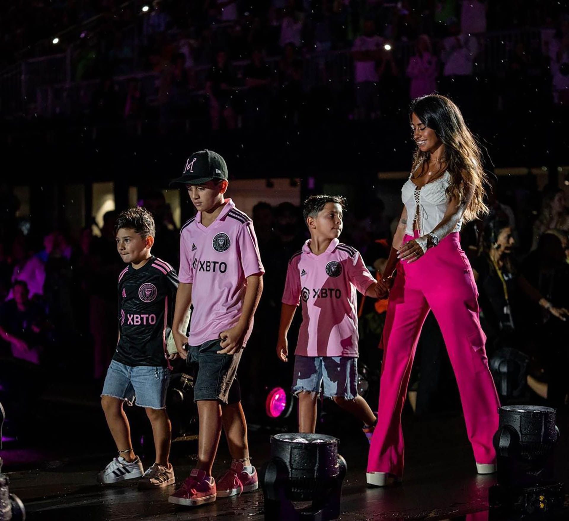 Ciro, Thiago y Mateo junto a su madre, Antonela Roccuzzo, el día de la presentación de Lionel Messi en el Inter Miami (@antonelaroccuzzo)