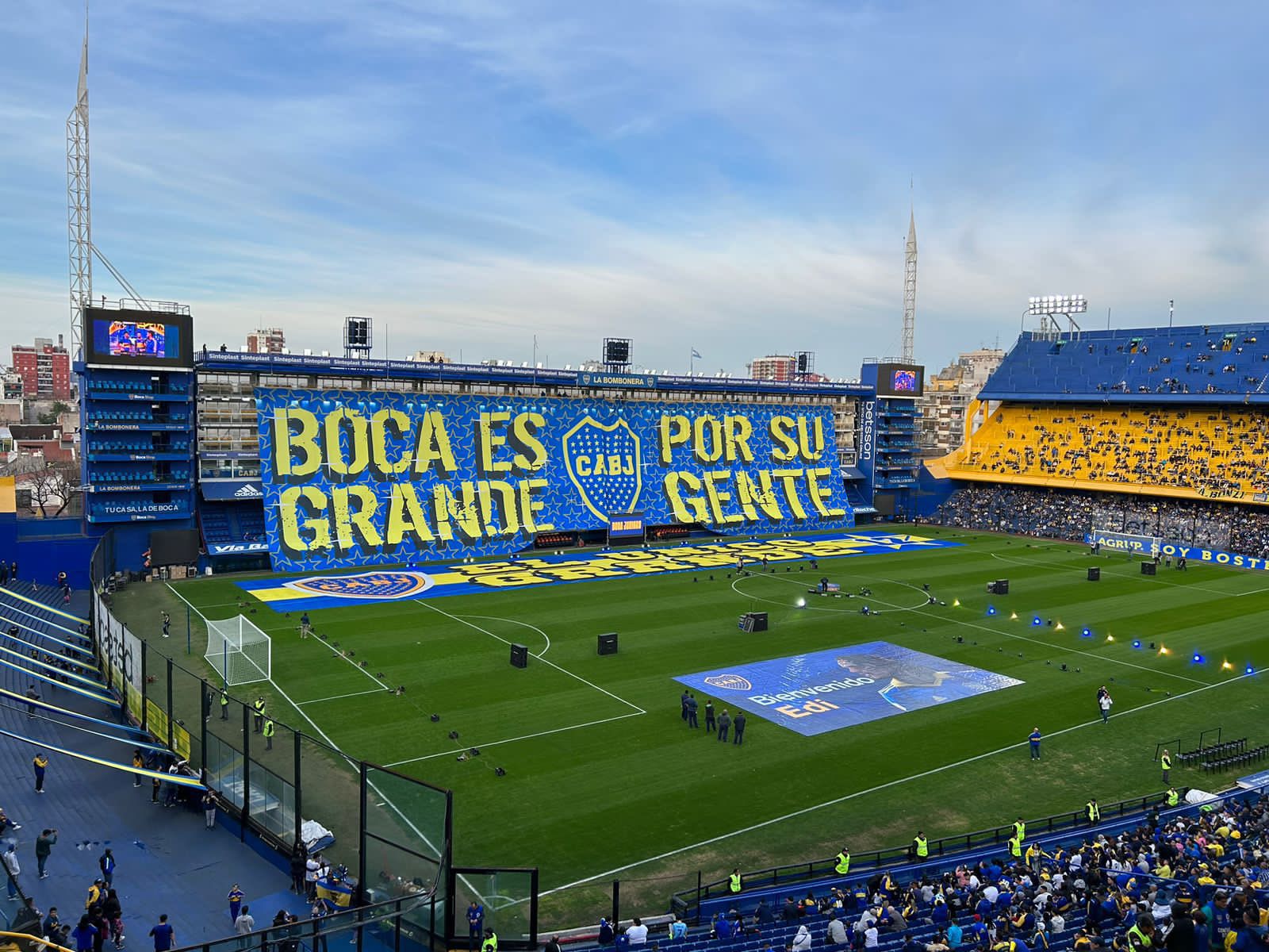 Con un telón y pancartas de bienvenida, así espera el estadio de Boca la llegada de Edinson Cavani (Foto: Planeta Boca Twitter)