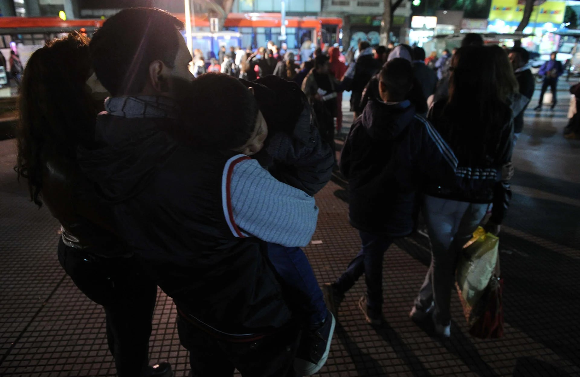 La línea ferroviaria Sarmiento, que corre habitualmente entre las terminales Once y Moreno, está paralizada por una huelga de 24 horas que afecta a unos 350 mil pasajeros que utilizan a diario el servicio (Télam)