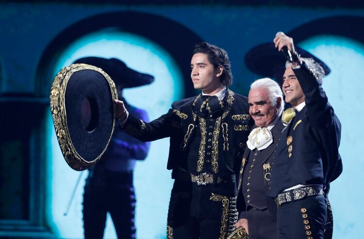 En los Latin Grammy cantó junto a su hijo Alejandro y su nieto Alex . REUTERS/Steve Marcus