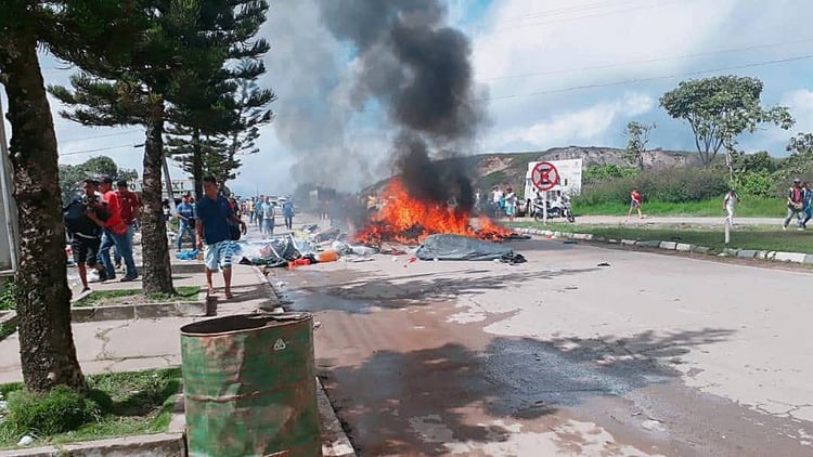 Ciudadanos brasileños se manifiestan contra la presencia de inmigrantes venezolanos en la localidad fronteriza de Pacaraima (EFE/Geraldo Maia)