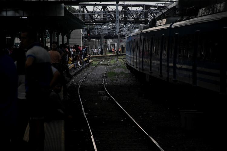 El servicio se encuentra funcionando en forma limitada. No salen ni llegan trenes a la estación Constitución 