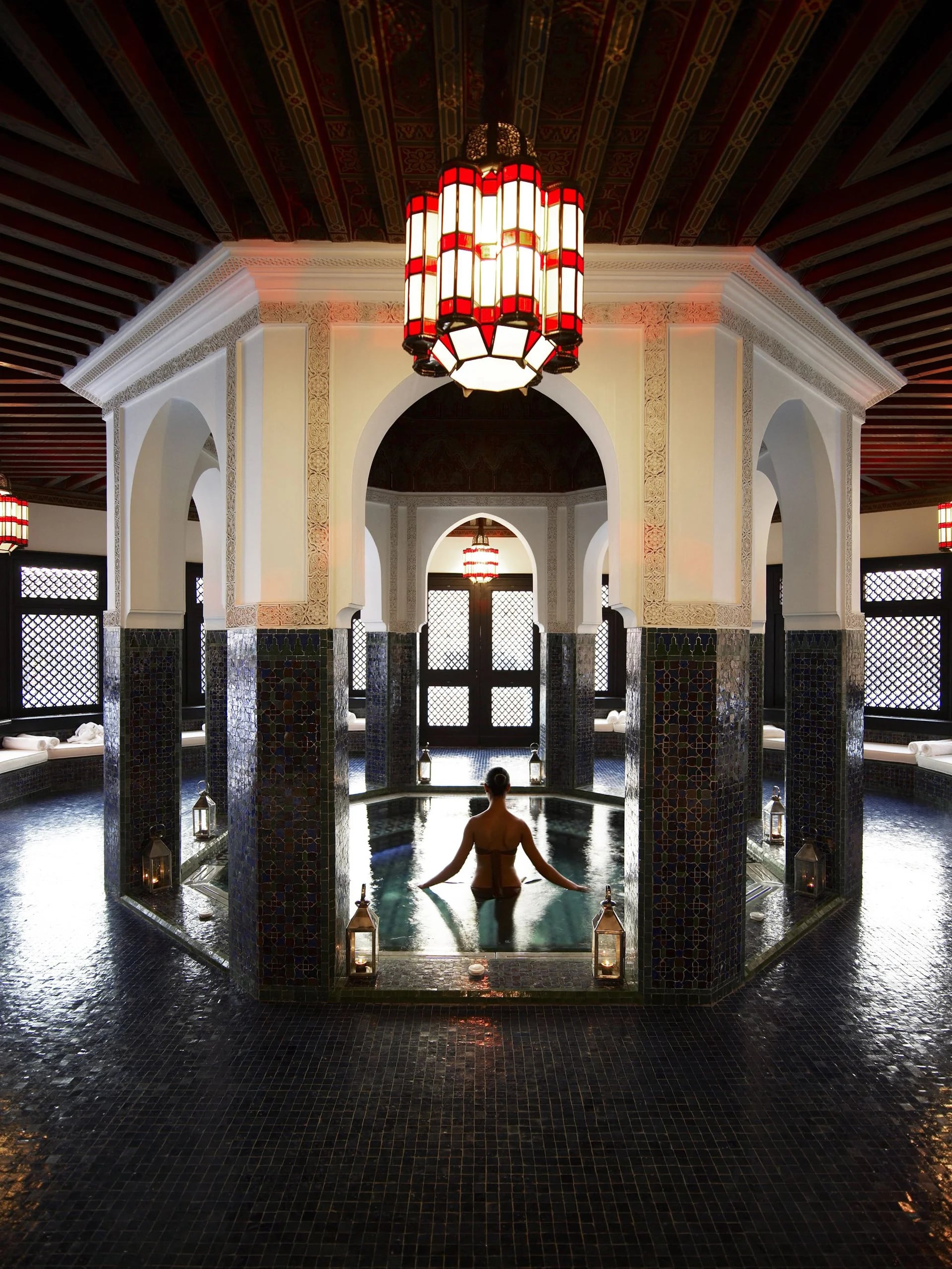 No pueden faltar las decoraciones marroquíes con faroles y los jacuzzi rodeados de columnas(Fine Hotels Spa & Resort of The World)