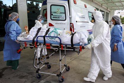 Los trabajadores de la salud llevan a un paciente al Hospital Catulio Vargas el 14 de enero de 2021, en medio de un brote del virus corona (COVID-19) en Manaus, Brasil.  REUTERS / Bruno Kelly