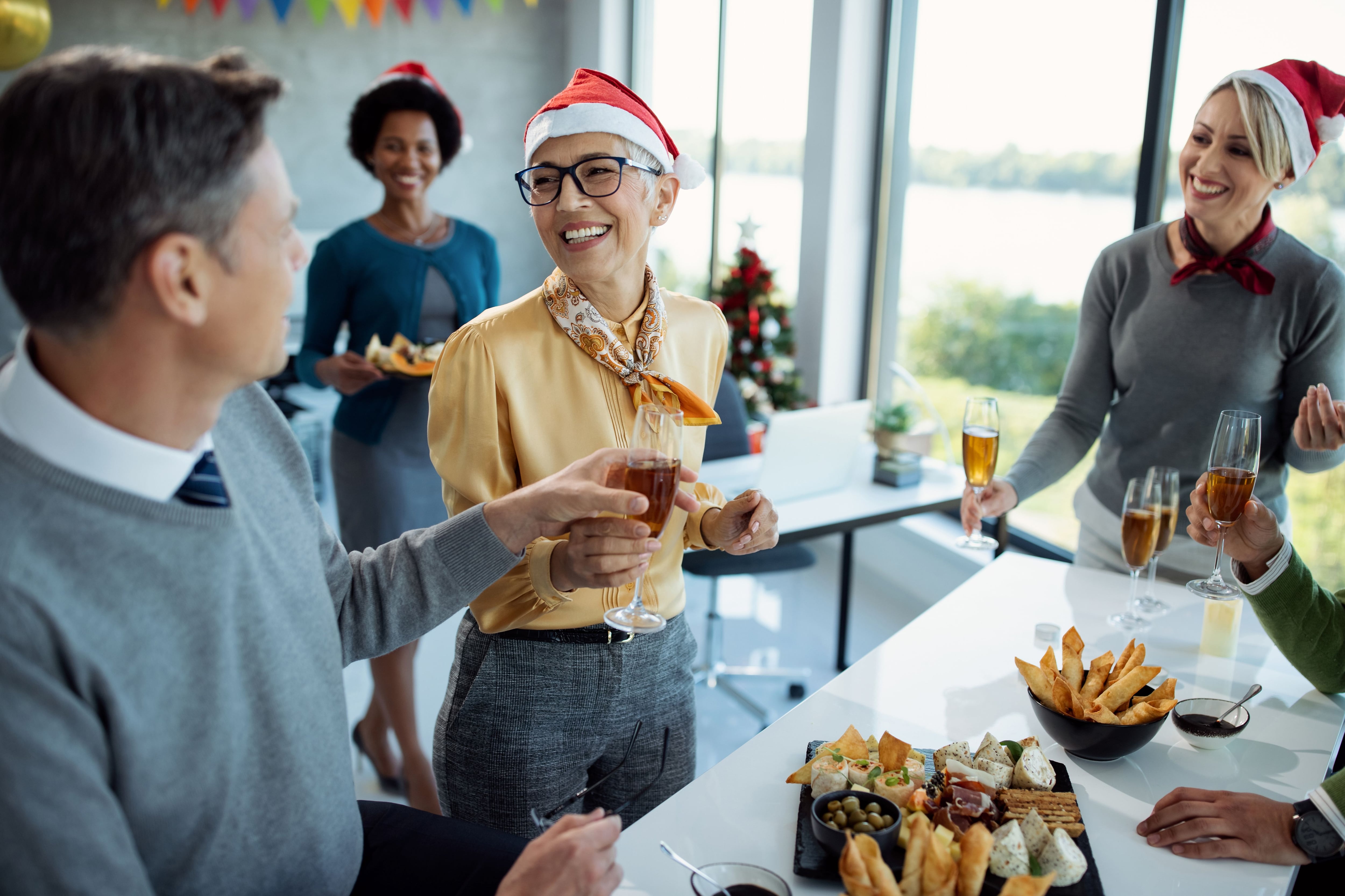 Las empresas celebran en el mes de diciembre su tradicional cena de Navidad. (Freepik)