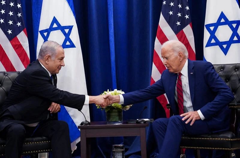 El presidente de Estados Unidos, Joe Biden, da a la mano al primer ministro de Israel, Benjamin Netanyahu, en una reunión en los márgenes de la Asamblea General de las Naciones Unidas en Nueva York, el 20 de septiembre (Reuters)