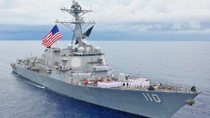La tripulación del destructor de misiles guiados USS William P. Lawrence, en formación en el castillo de proa para conmemorar el octavo aniversario de la puesta en servicio del barco.  William P. Lawrence está desplegado en el área de operaciones de la Séptima Flota de los EE. UU. En apoyo de la seguridad y la estabilidad en la región del Indo-Pacífico.