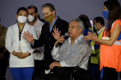 Lenin Moreno junto a Juan Carlos Zevallos en el acto de llegada de las vacunas Pfizer. REUTERS/Santiago Arcos/File Photo