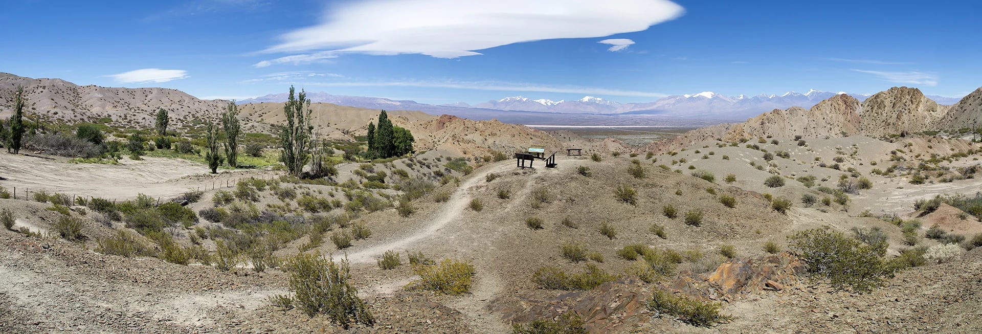 El Valle de Calingasta se encuentra rodeado por la precordillera y cordillera de los Andes que impactan con sus amplias vistas. A su alrededor predominan los paisajes coloridos, con un paisaje de fincas que incluyen árboles frutales, viñedos y arroyos. Allí se pueden realizar distintas actividades, como una visita a la iglesia Jesuítica Nuestra Señora del Carmen, o caminatas y cabalgatas desde donde se pueden apreciar los cerros Alcázar, Morado y Calvario (Shutterstock)