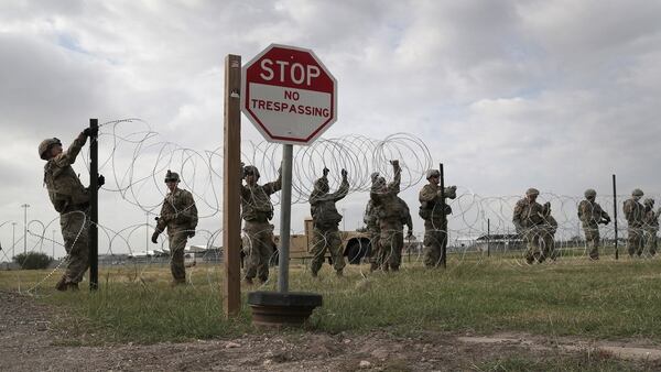 Tras de EEUU comenzaron este fin de semana la instalación de una valla con púas en la frontera con México. Getty Images/AFP