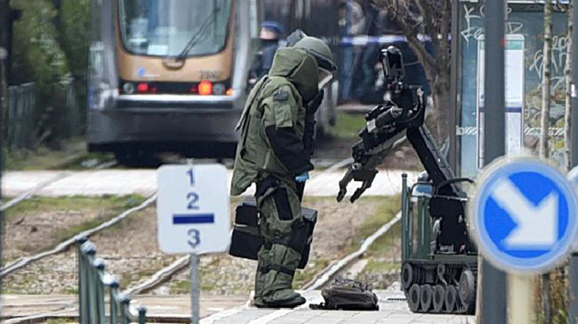 Un robot es usado en Bruselas durante una amenaza terrorista (AFP)