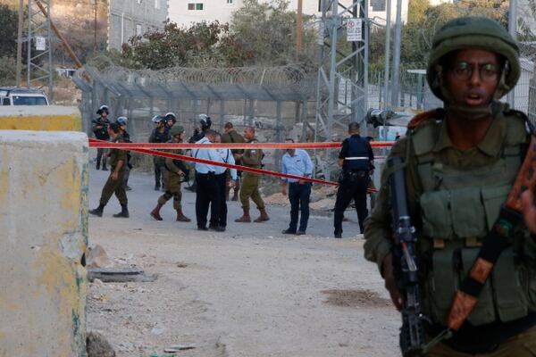 El lugar donde el terrorista palestino intentó apuñalar a un grupo de soldados israelíes antes de ser abatido (AFP)