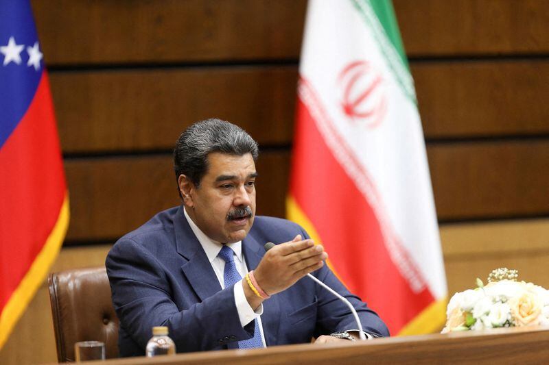 El dictador de Venezuela, Nicolás Maduro, habla durante una reunión con el presidente iraní, Ebrahim Raisi (no aparece en la foto), en Teherán, Irán. , 12 de junio de 2022. Palacio de Miraflores/REUTERS/Archivo