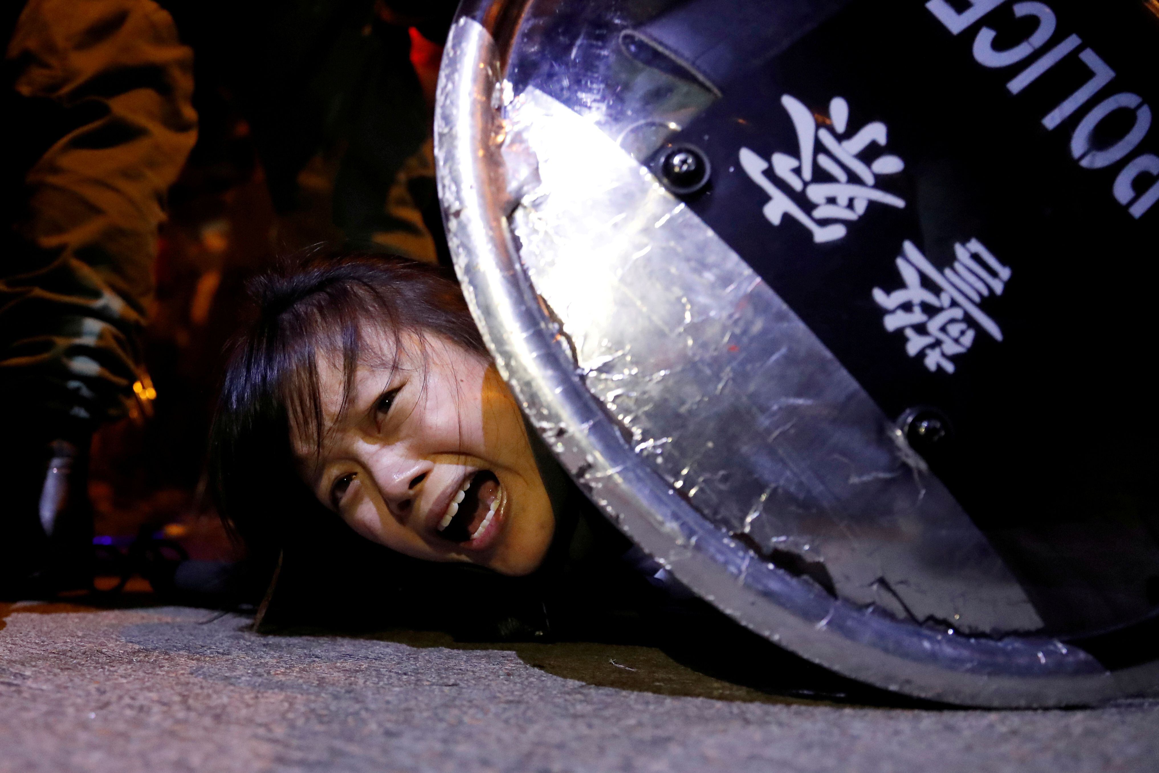 Un manifestante contra el proyecto de ley de extradición es detenido por la policía antidisturbios durante una protesta frente a la comisaría de Mong Kok, en Hong Kong, China, el 2 de septiembre de 2019. REUTERS/Tyrone Siu /Archivo