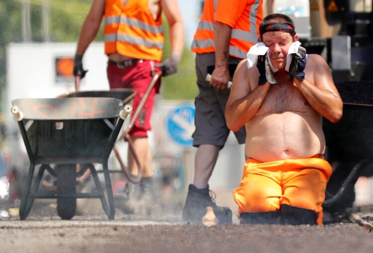 Un trabajador intenta refrescarse durante su jornada laboral en Berlín (Reuters)