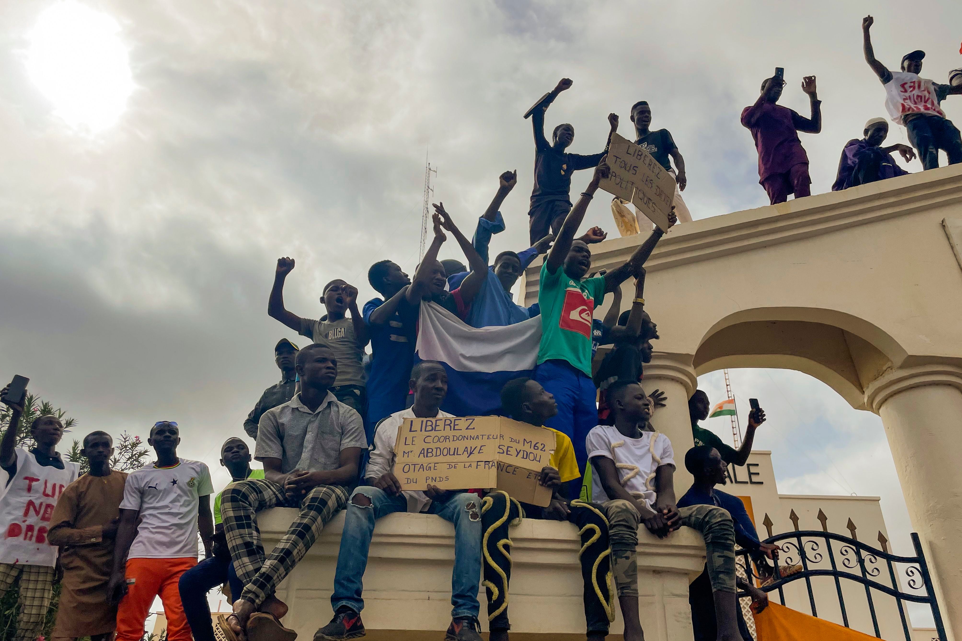 Partidarios de la junta gobernante de Níger durante una protesta contra la injerencia extranjera en Niamey, Níger, 3 de agosto de 2023. (AP Photo/Sam Mednick)