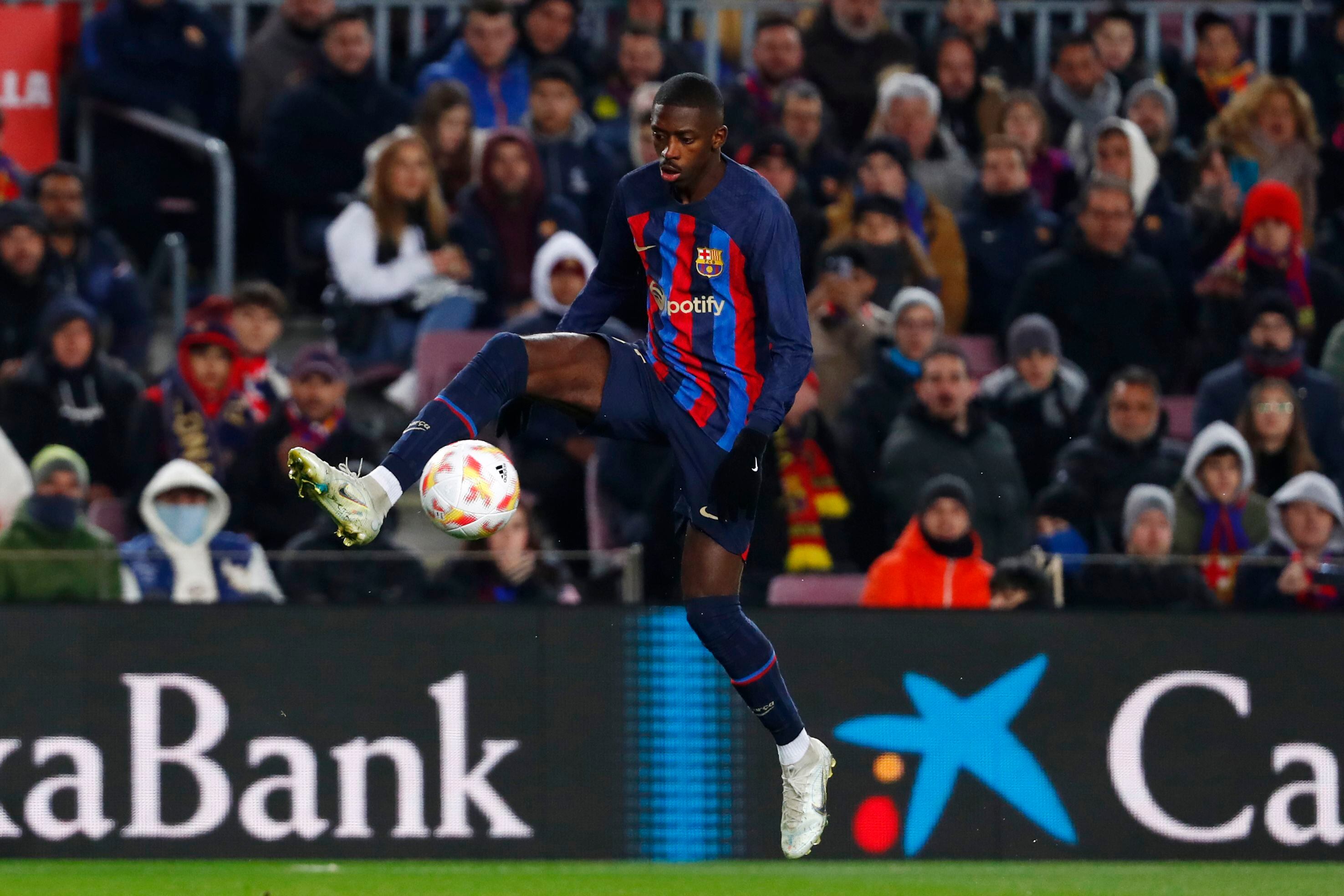 Ousmane Dembélé, del Barcelona, controla el balón para anotar ante la Real Sociedad, en un partido de la Copa del Rey, disputado el miércoles 25 de enero de 2023 (AP Foto/Joan Monfort)