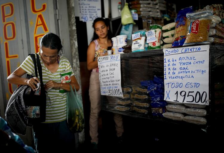 Un comercio anuncia una oferta de alimentos por 19500 bolívares, mientras que el salario mínimo mensual es de 18000 bolívares