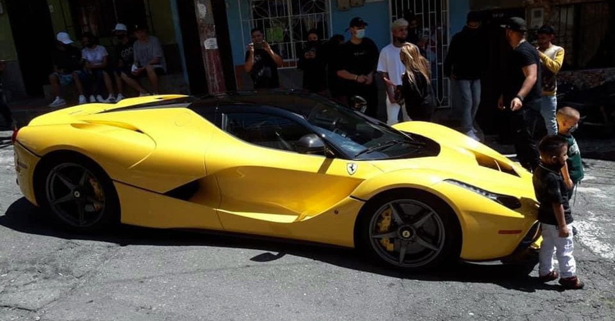 In the video: J Balvin is in Medellín and got into a Ferrari in the  neighborhood where he grew up