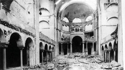 Huellas del Pogrom en el interior destruido de la sinagoga de Fasanenstrasse 