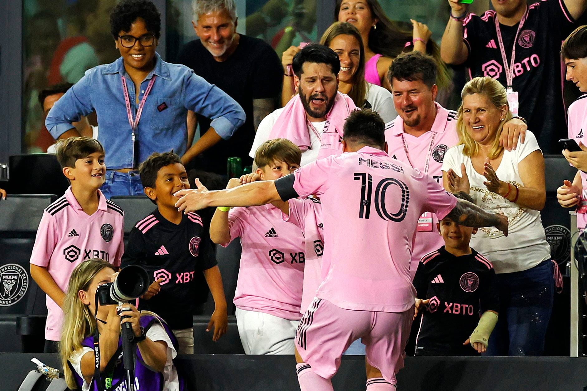 El festejo de Lionel Messi con su familia (Foto: Mike Ehrmann/Getty Images)