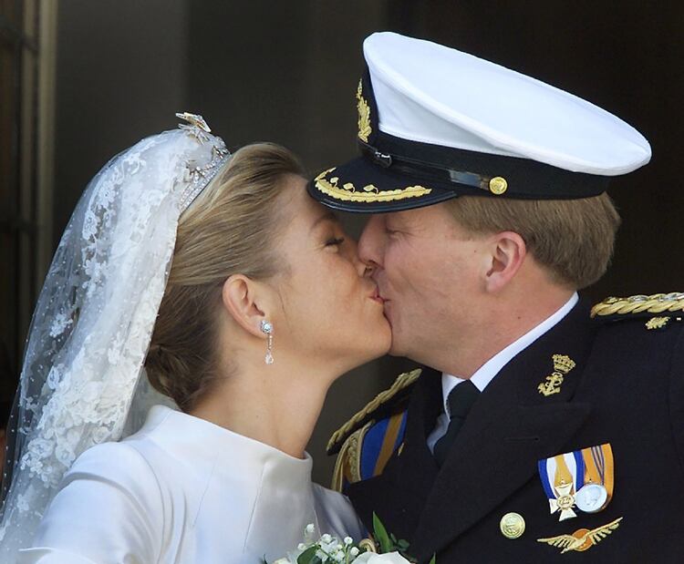 Besos en el balcón, fuera del protocolo (Reuters)