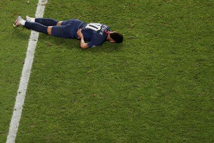 Postal de Neymar en el piso, el brasileño fue la víctima de todas las faltas del Bayern