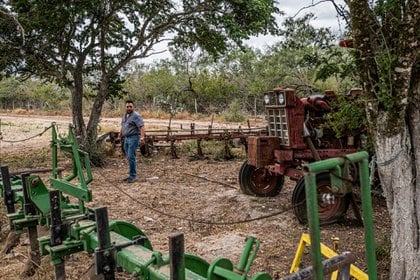Luis, el hijo de Rodríguez, en el rancho donde se encontraron los restos de su hermana Karen.