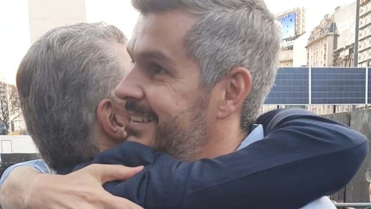 Mauricio Macri y Marcos Peña se abrazan tras el acto en el Obelisco