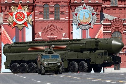 Un misil balístico intercontinental Yars RS-24 durante un desfile en Moscú (REUTERS/Grigory Dukor/archivo)