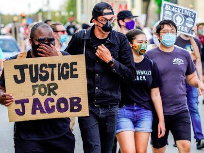 Vista de una protesta el 24 de agosto de 2020, en reacción al tiroteo en el que resultó herido Jacob Blake por la Policía en Kenosha, Wisconsin. EFE/Tannen Maury
