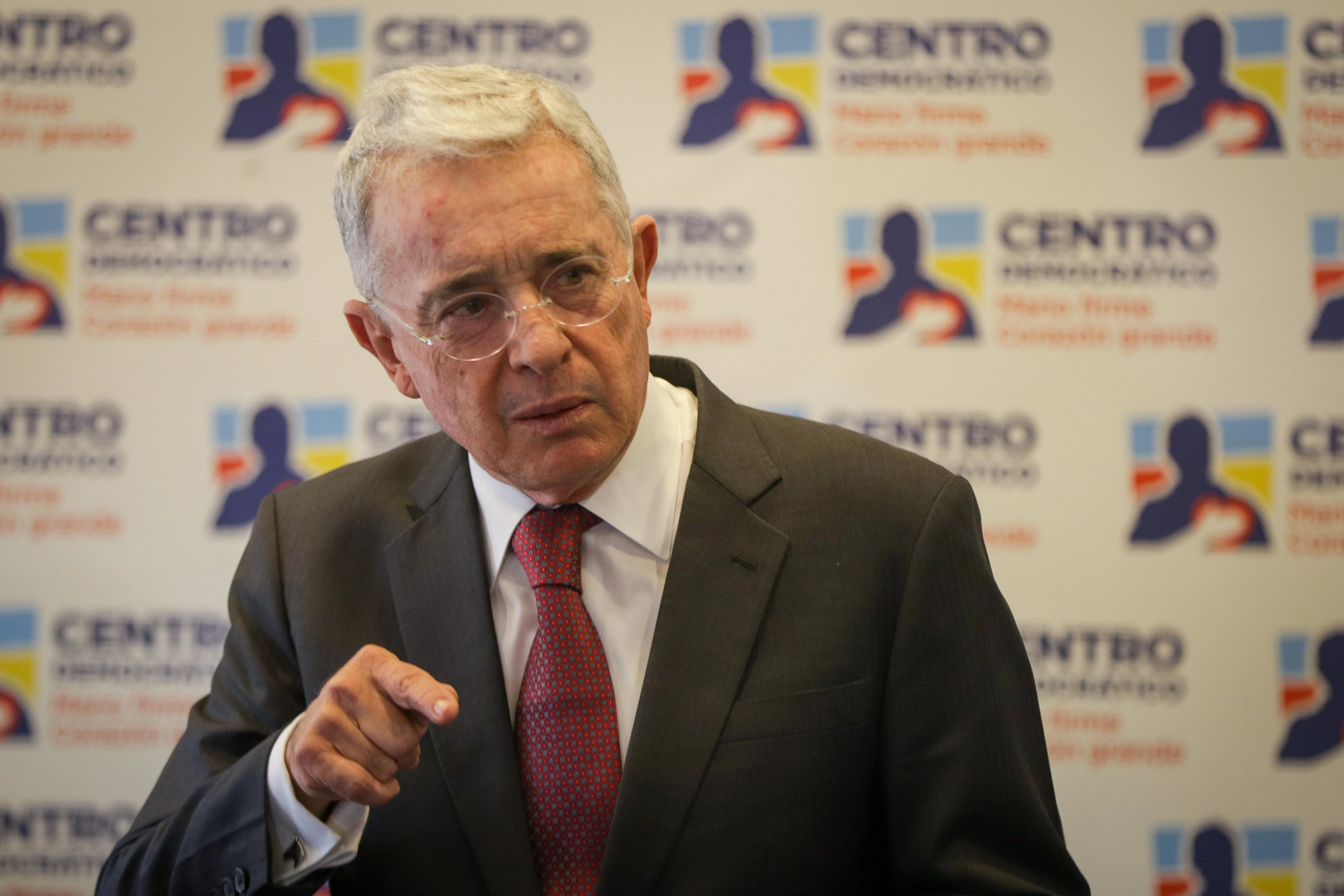 Álvaro Uribe empezó a recorrer el país para reconquistar a los electores de cara a los comicios territoriales 