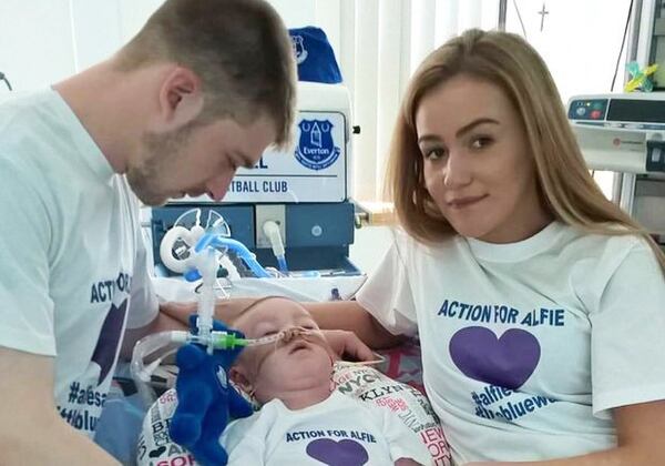 Alfie Evans con sus padres en el hospital