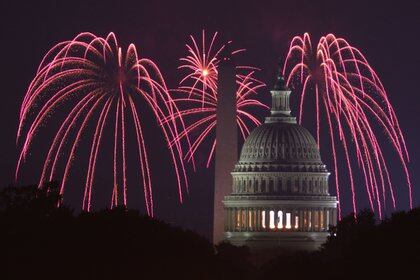 Los fuegos artificiales estallan sobre el Capitolio de los Estados Unidos y el Monumento a Washington el Día de la Independencia el 4 de julio de 2018 en Washington, DC (Alex Wong/Getty Images/AFP)