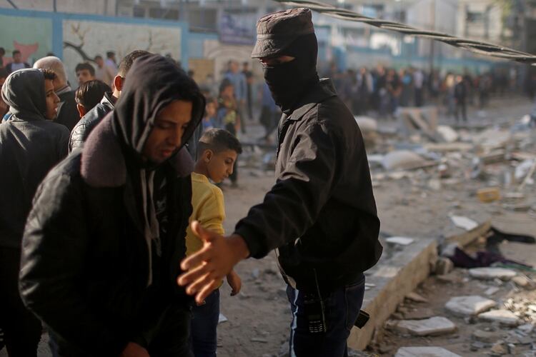 Palestinos frente a la casa de Baha Abu Al-Atta (REUTERS/Mohammed Salem)