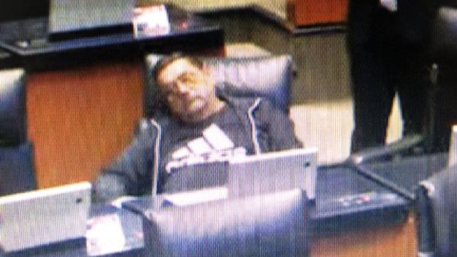Exhibieron a Félix Salgado durmiendo en plena sesión del Senado (Foto: Twitter/letroblesrosa)