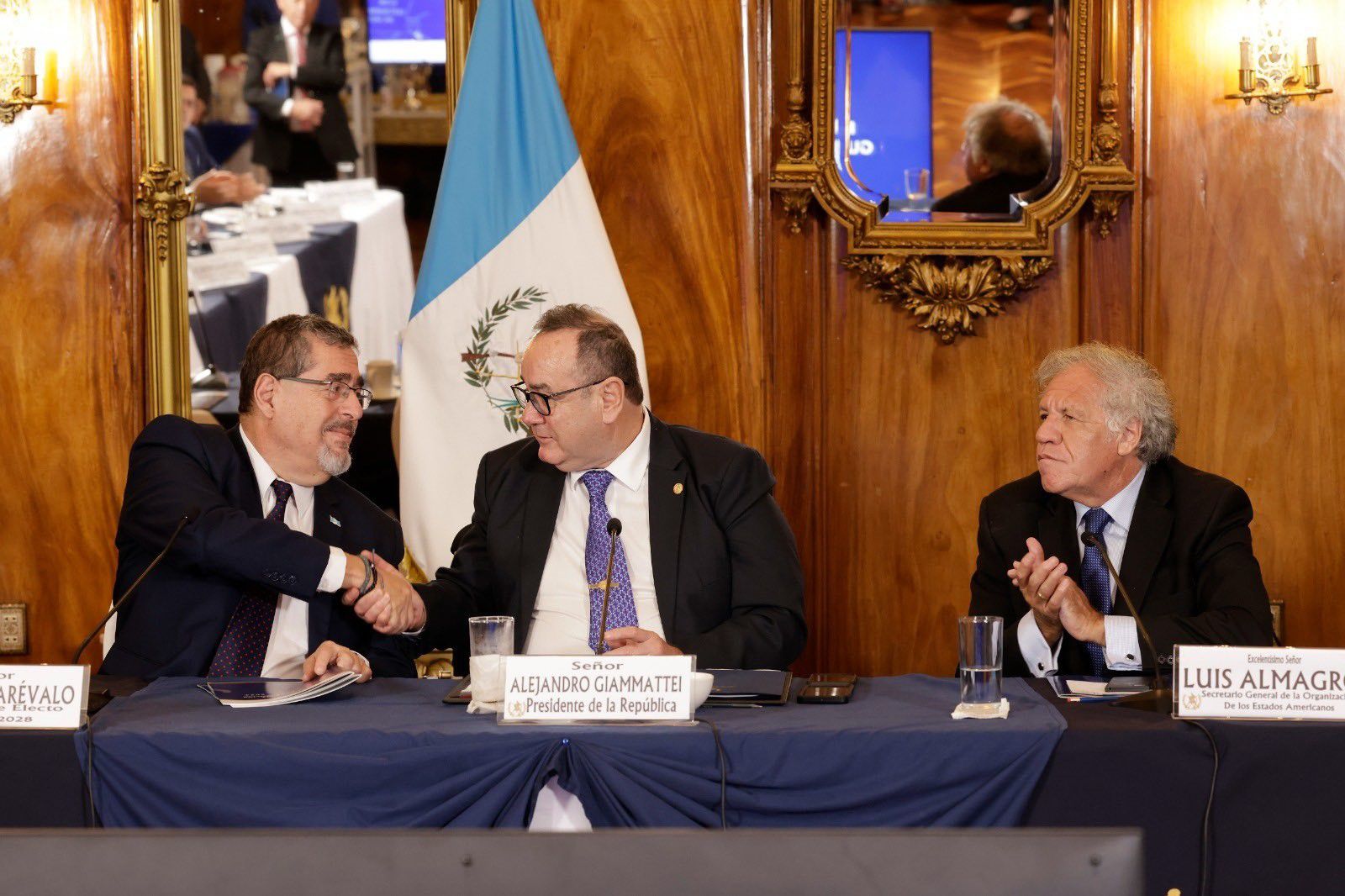 El presidente electo de Guatemala, Bernardo Arévalo, con el presidente saliente, Alejandro Giammattei, y el secretario general de la OEA, Luis Almagro (PRESIDENCIA DE GUATEMALA)
