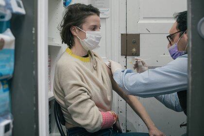 Inmunización en una farmacia de París con la vacuna AstraZeneca el viernes, tras reanudarse su distribución en los países europeos (Dmitry Kostyukov para The New York Times)