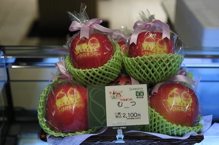 Su particularidad es su gran tamaño ya que una de estas manzanas puede legar a pesar 1 kg aproximadamente