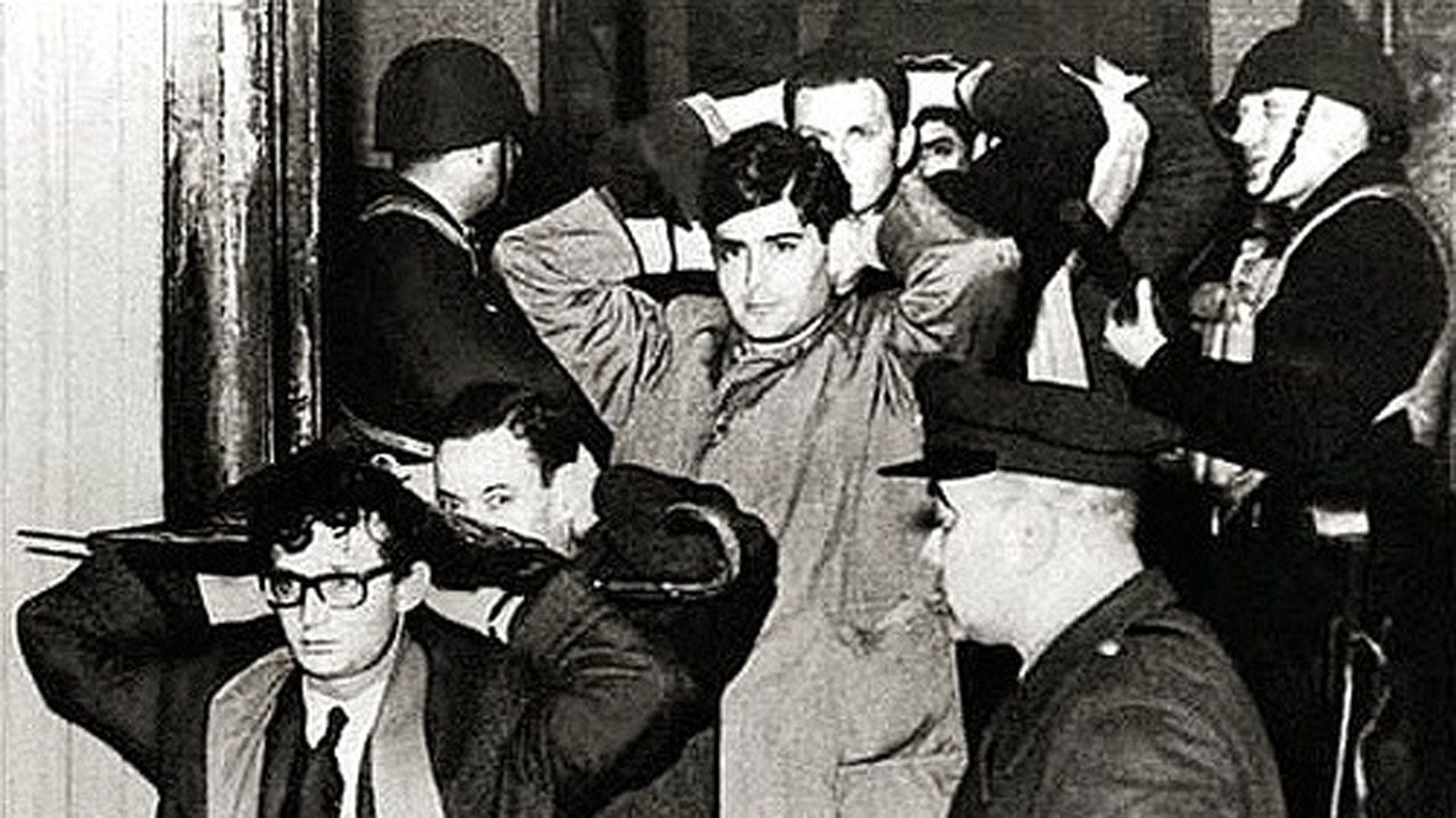 Hubo una foto que quedó como la imagen emblemática de esa represión brutal: los ocupantes de la facultad son obligados a salir a través de dos hileras de policías que, armados con bastones, los golpean con saña
