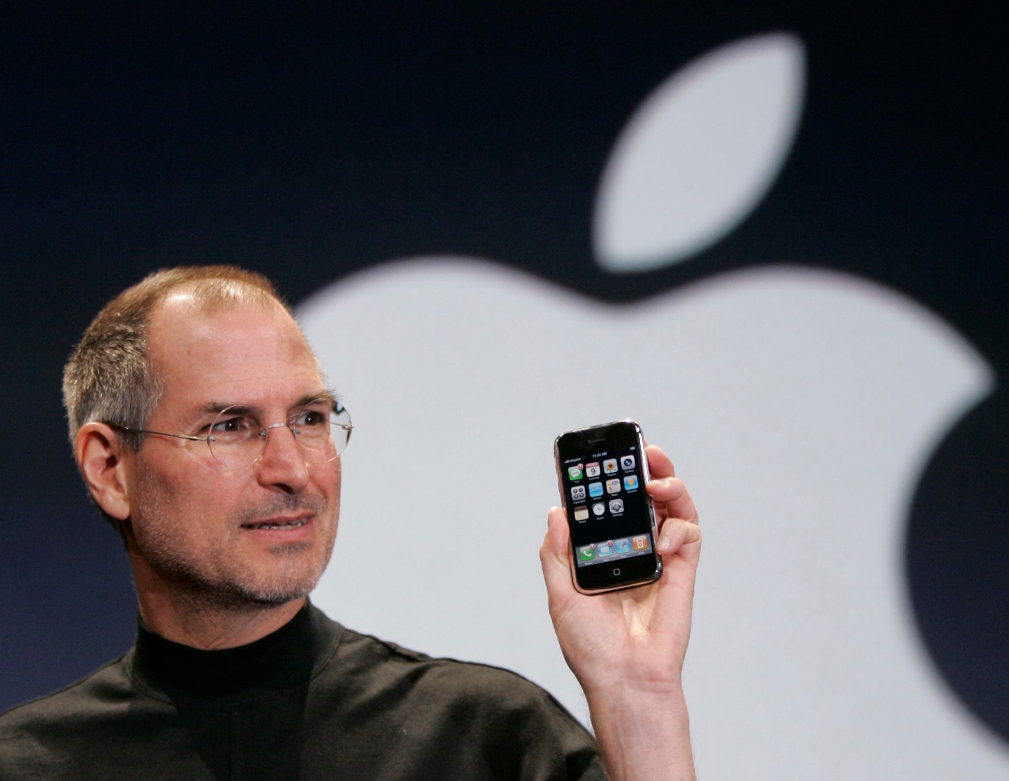 Steve Jobs en muchas de sus charlas recordaba momentos de su vida para ejemplificar sus explicaciones. (AP Foto/Paul Sakuma, Archivo)