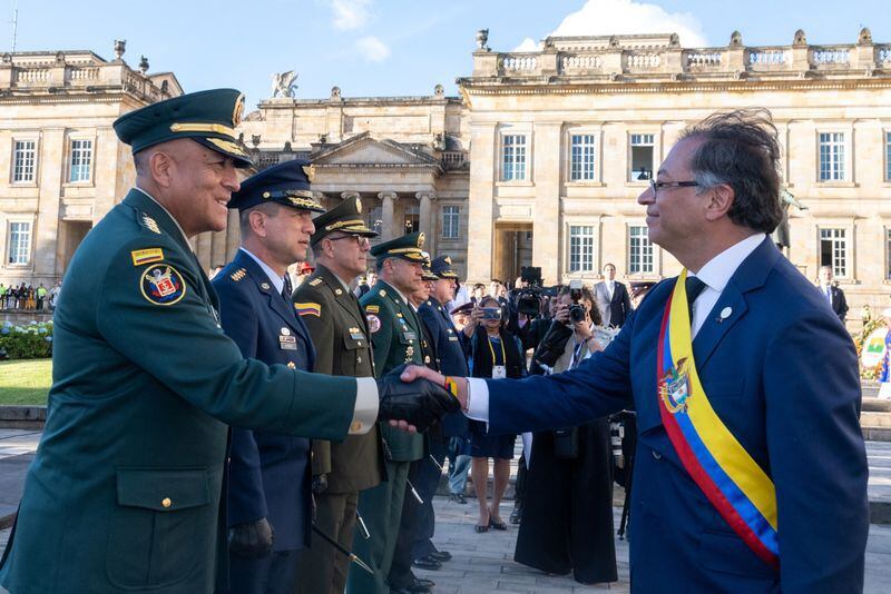 Foto de archivo. El presidente de Colombia, Gustavo Petro, saluda a la cúpula de las Fuerzas Militares y de la Policía Nacional el día de su posesión en Bogotá