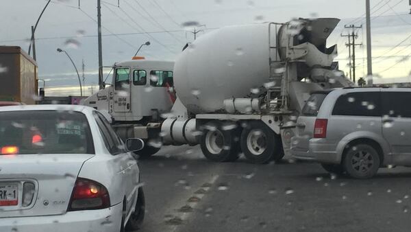Camiones fueron utilizados para impedir el paso a los automovilistas en Reynosa.