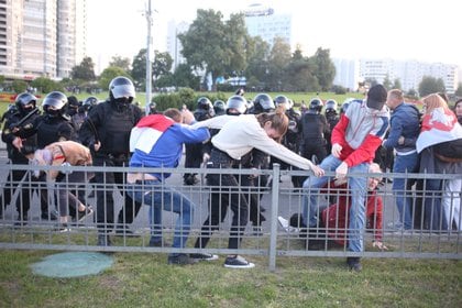 La policía bielorrusa dispersa a una multitud durante una protesta de la oposición contra la toma de posesión de Lukashenko en Minsk el 23 de septiembre de 2020. Tut.  REUTERS